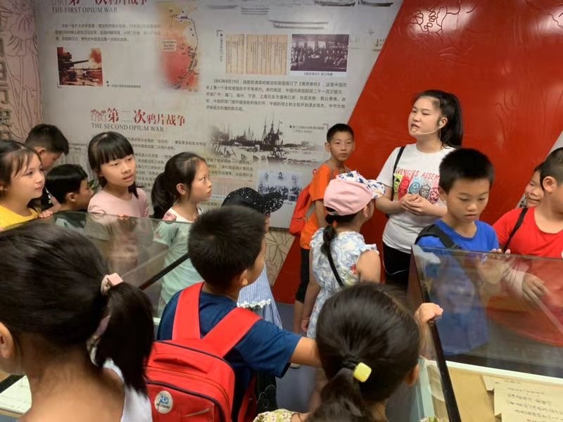 福元路社區(qū):組織中小學(xué)生參觀長沙市禁毒科普教育基地